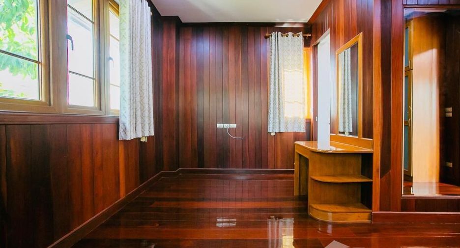 Casa en venta y en alquiler de 3 habitaciones en Huai Khwang, Bangkok