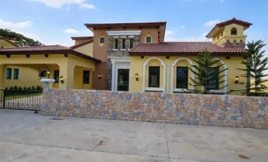 For rent 3 ベッドルーム villa in Sattahip, Chonburi