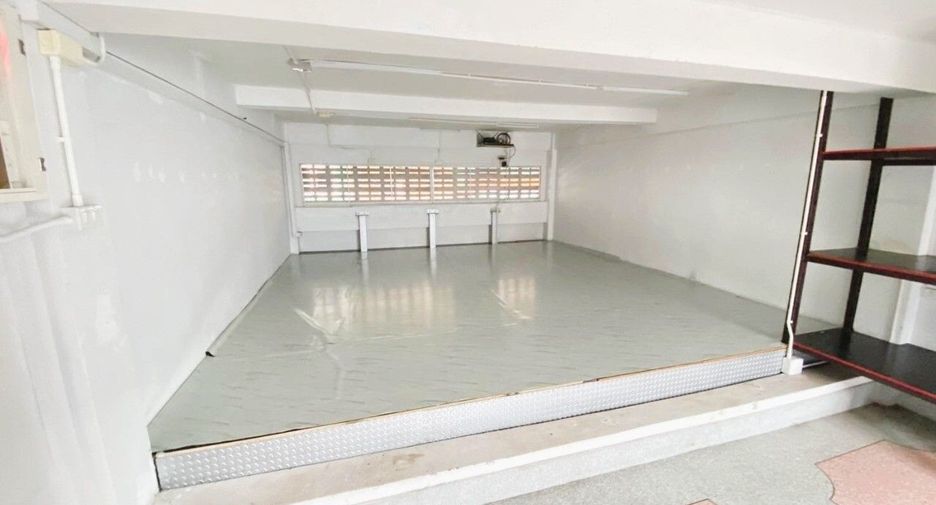 Local comercial en venta y en alquiler de 3 habitaciones en Bangkok Noi, Bangkok