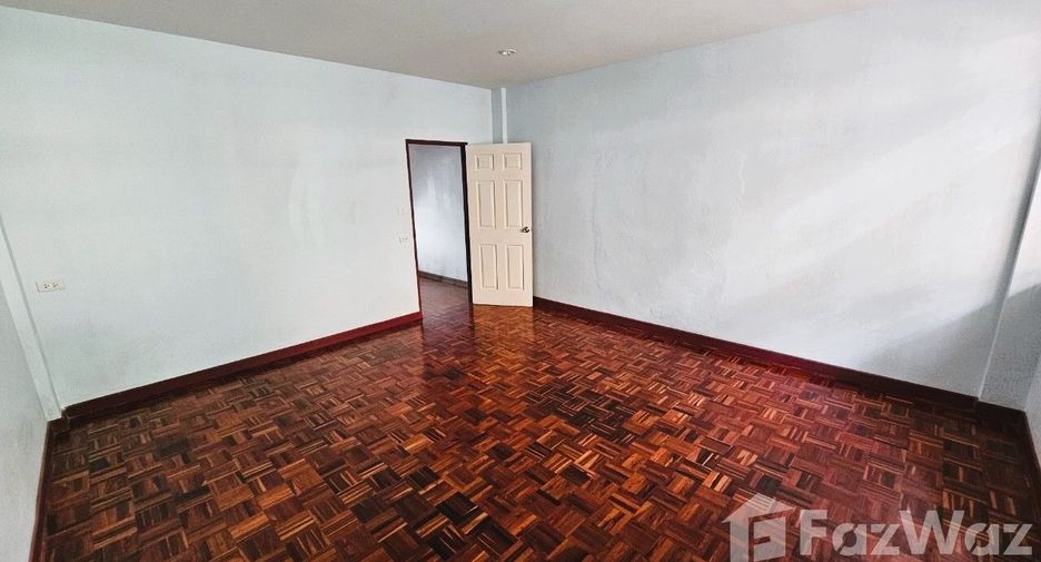 For sale and for rent 3 bedrooms retail Space in Bangkok Noi, Bangkok