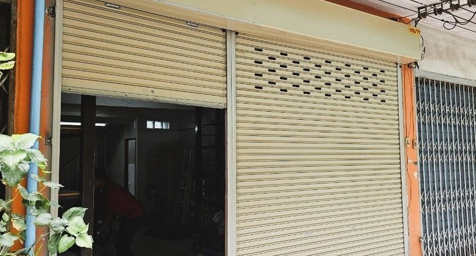 For sale and for rent 3 bedrooms retail Space in Bangkok Noi, Bangkok