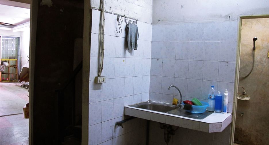 For sale 2 bedrooms retail Space in Rat Burana, Bangkok