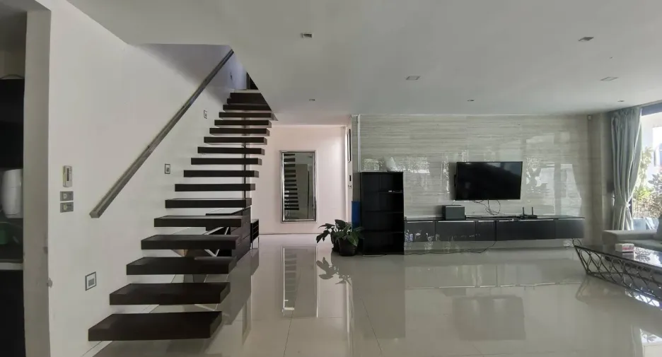 À vendre et à louer 6 chambres villa à Bang Lamung, Chonburi