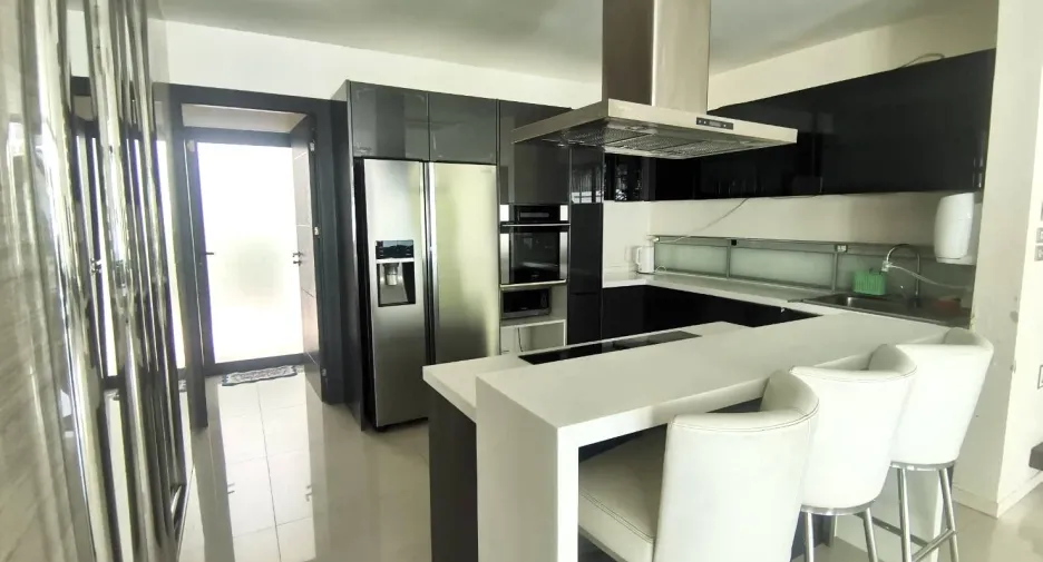 À vendre et à louer 6 chambres villa à Bang Lamung, Chonburi