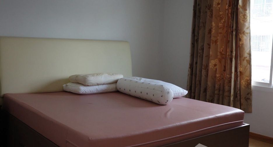 For sale and for rent 4 bedrooms townhouse in Yan Nawa, Bangkok