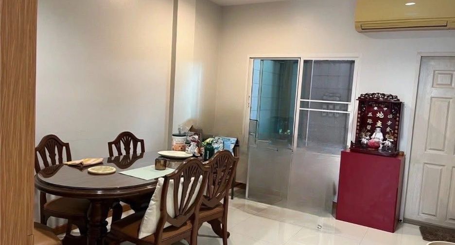 For sale and for rent 4 bedrooms townhouse in Yan Nawa, Bangkok