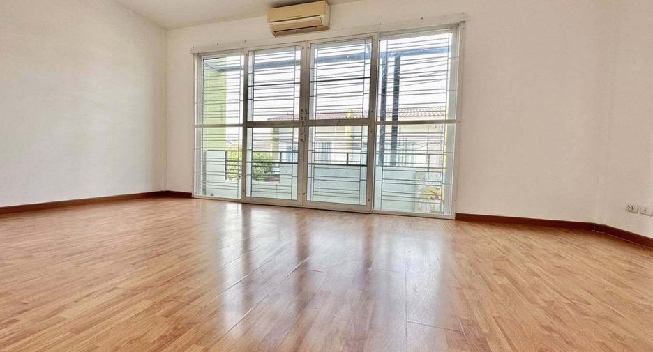 出售 和 出租 3 卧室 联排别墅 在 Lam Luk Ka, Pathum Thani