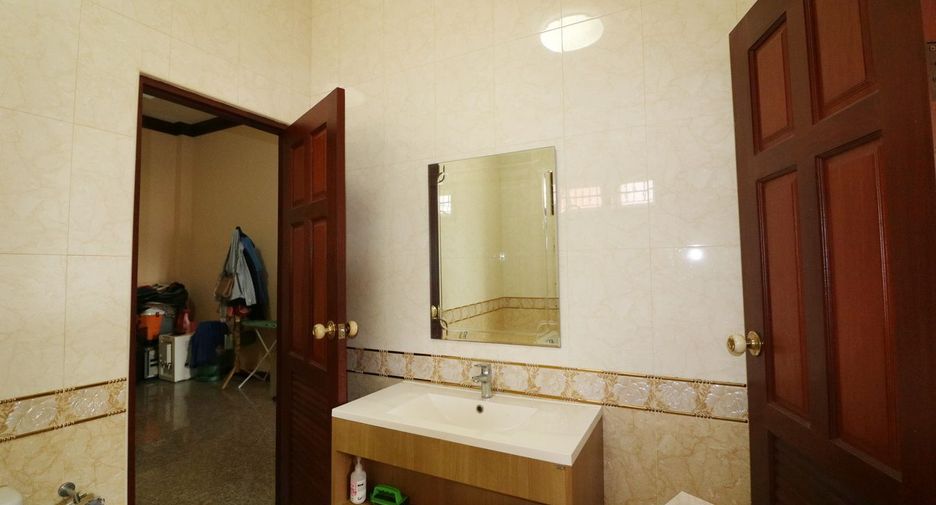 For sale 4 bedrooms house in Mueang Udon Thani, Udon Thani