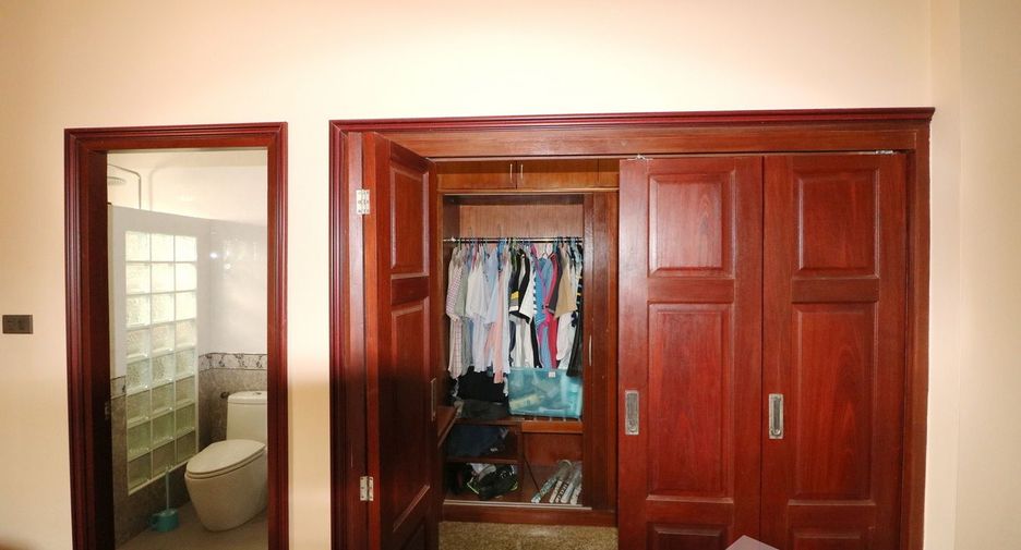 For sale 4 bedrooms house in Mueang Udon Thani, Udon Thani