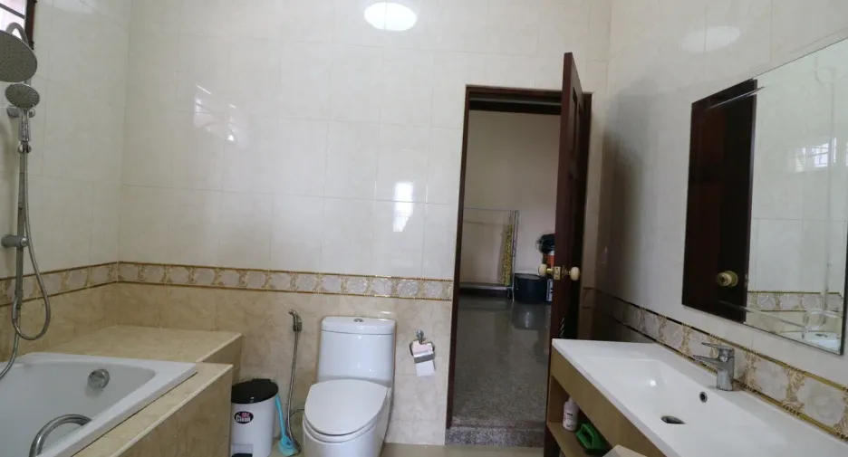 For sale 4 bedrooms house in Mueang Udon Thani, Udon Thani