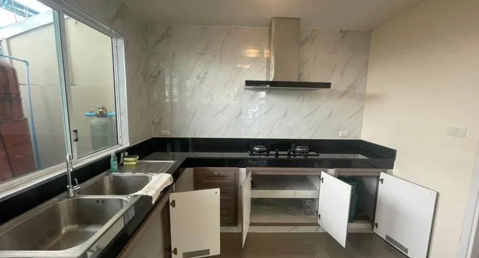 For rent 3 bedrooms townhouse in Thalang, Phuket