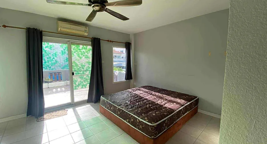 For sale 2 bedrooms townhouse in Bang Lamung, Chonburi