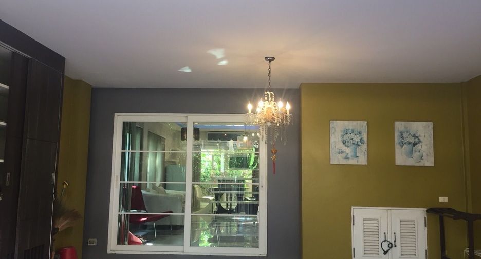 For sale 3 bedrooms townhouse in Bang Kapi, Bangkok