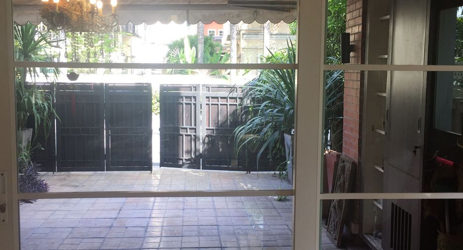 For sale 3 bedrooms townhouse in Bang Kapi, Bangkok