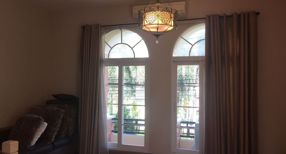 For sale 3 bedrooms townhouse in Bang Kapi, Bangkok