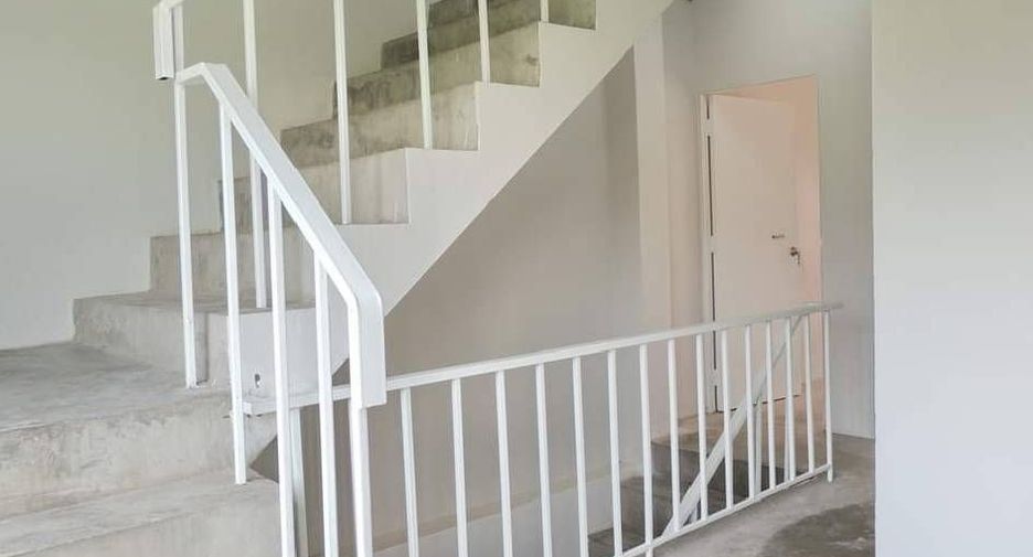 For sale 2 ベッドルーム townhouse in Nong Chok, Bangkok