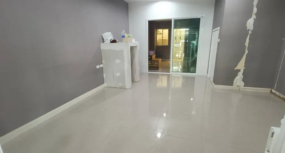 Casa adosada en venta de 3 habitaciones en Khan Na Yao, Bangkok