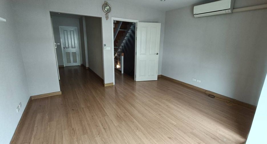 Casa adosada en venta de 3 habitaciones en Khan Na Yao, Bangkok