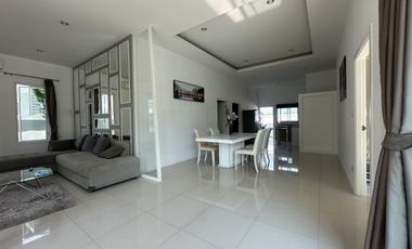 Villa en alquiler de 3 habitaciones en Bang Lamung, Chonburi