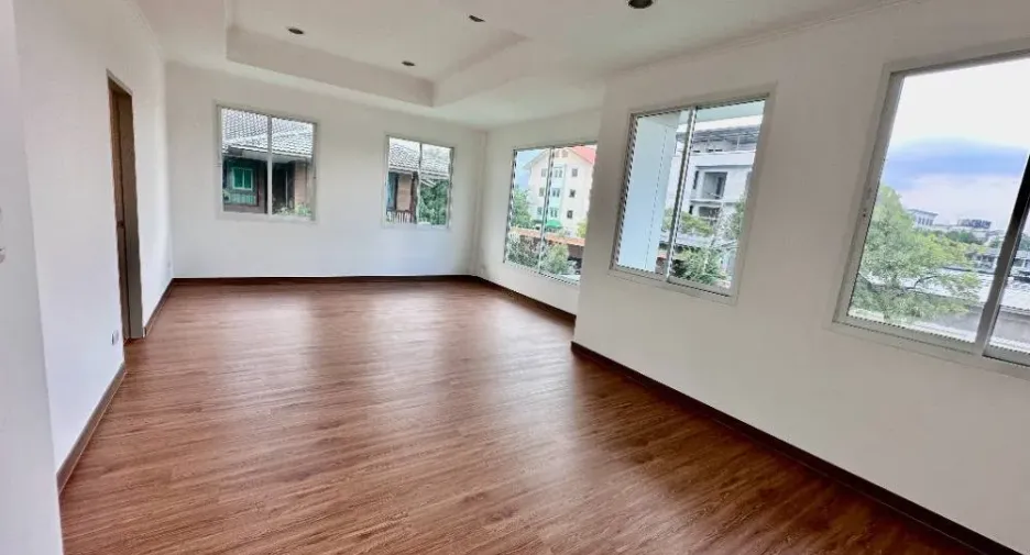 For sale 3 bedrooms house in Bang Kapi, Bangkok