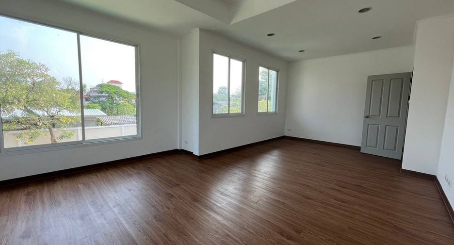 For sale 3 bedrooms house in Bang Kapi, Bangkok