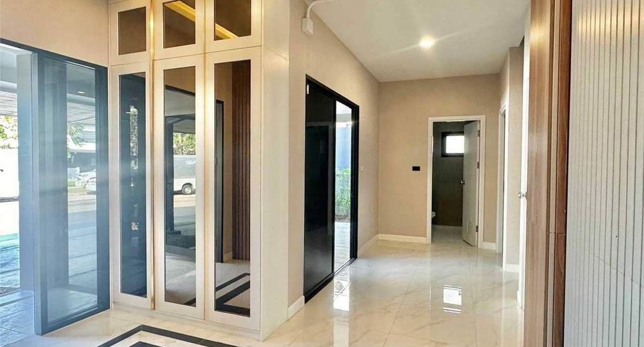 Villa en venta de 4 habitaciones en Bang Bo, Samut Prakan