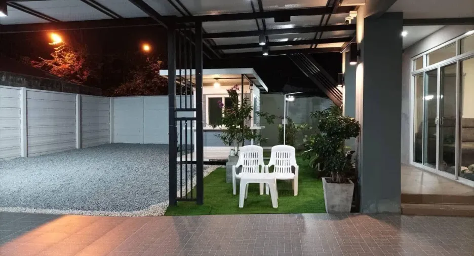 Casa en alquiler de 3 habitaciones en Bang Lamung, Chonburi
