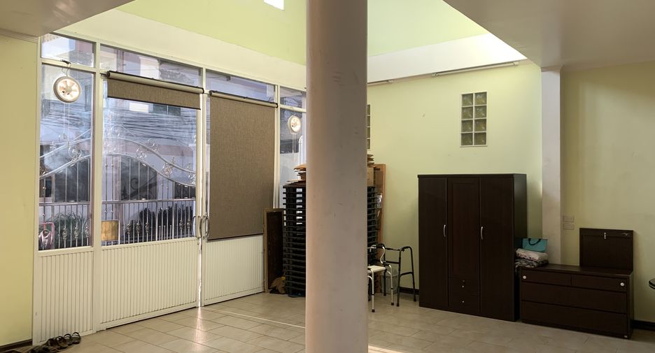 For sale 3 ベッドルーム townhouse in Bangkok Yai, Bangkok