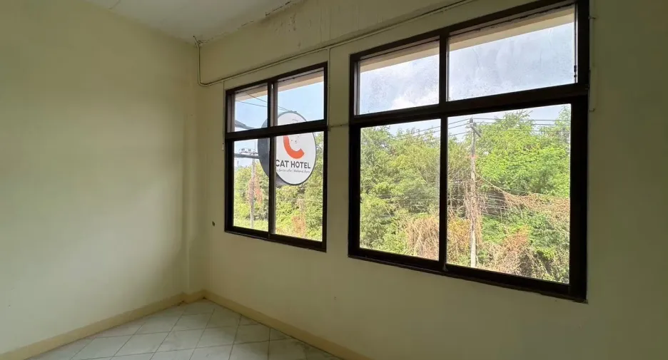 Local comercial en alquiler de 12 habitaciones en Mueang Rayong, Rayong