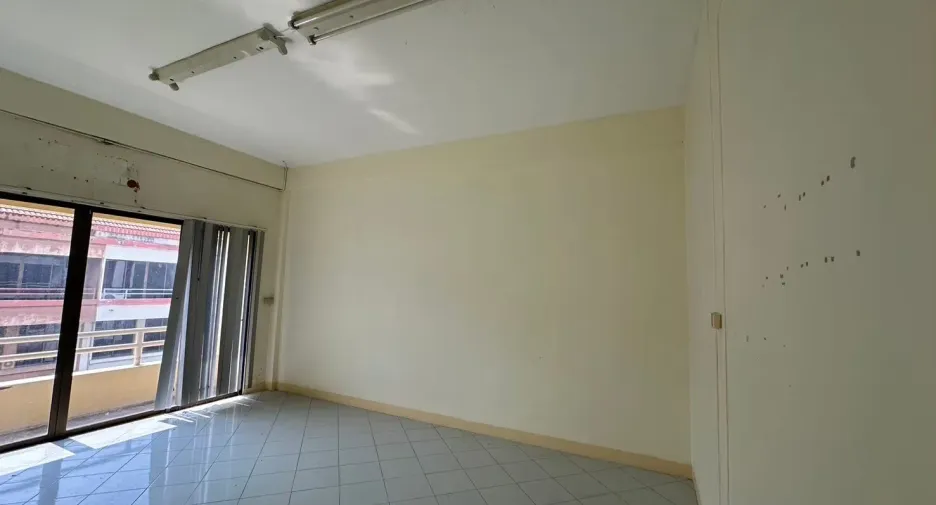 Local comercial en alquiler de 12 habitaciones en Mueang Rayong, Rayong