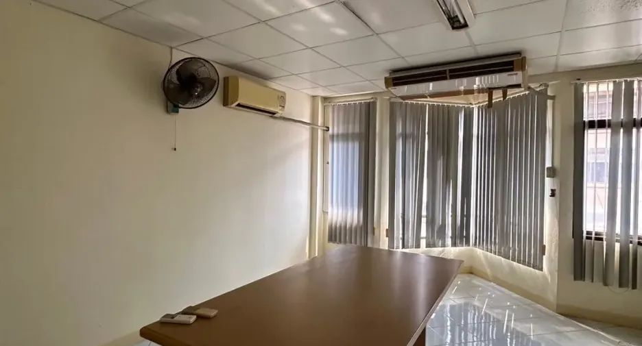 Local comercial en alquiler de 12 habitaciones en Mueang Rayong, Rayong