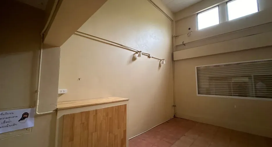 Local comercial en alquiler de 12 habitaciones en Mueang Rayong, Rayong