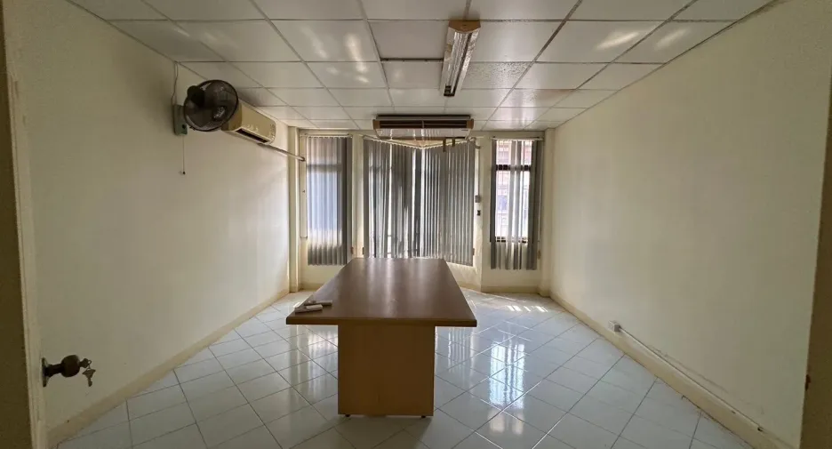 Local comercial en alquiler de 12 habitaciones en Mueang Rayong, Rayong