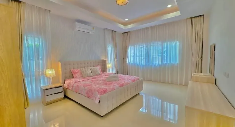 À vendre et à louer 4 chambres villa à Bang Lamung, Chonburi