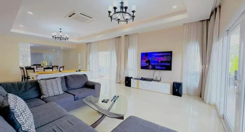À vendre et à louer 4 chambres villa à Bang Lamung, Chonburi