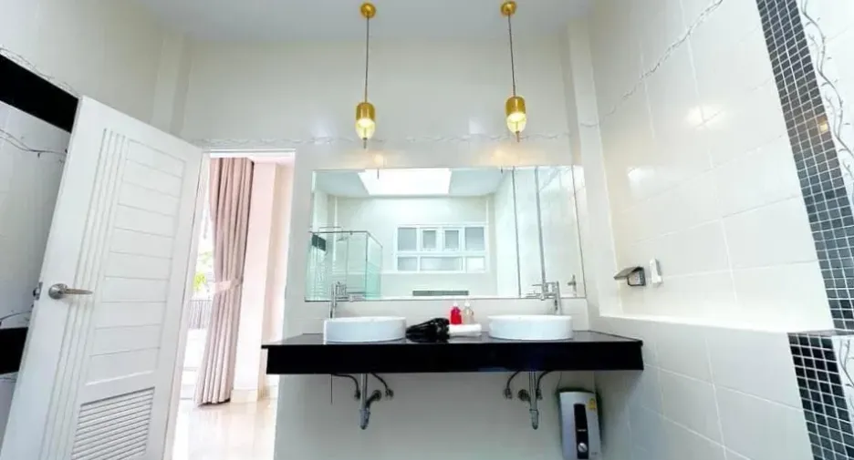 À vendre et à louer 4 chambres villa à Bang Lamung, Chonburi