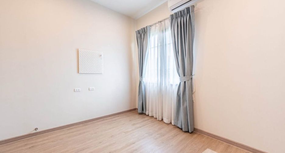 For sale 5 bedrooms house in Lat Krabang, Bangkok
