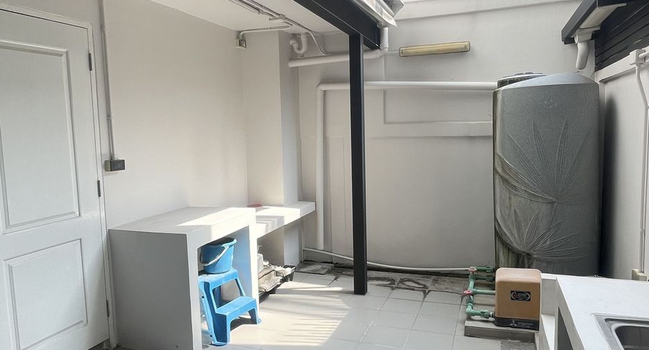 For sale 3 bedrooms townhouse in Yan Nawa, Bangkok