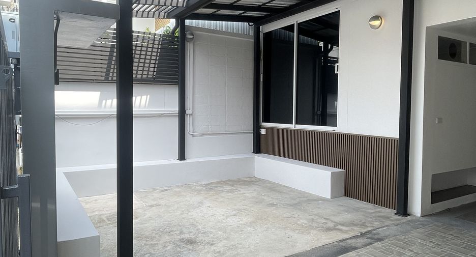 For sale 3 bedrooms townhouse in Yan Nawa, Bangkok