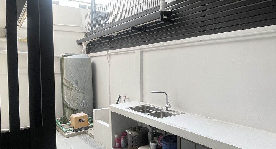 For sale 3 bedrooms townhouse in Yan Nawa, Bangkok
