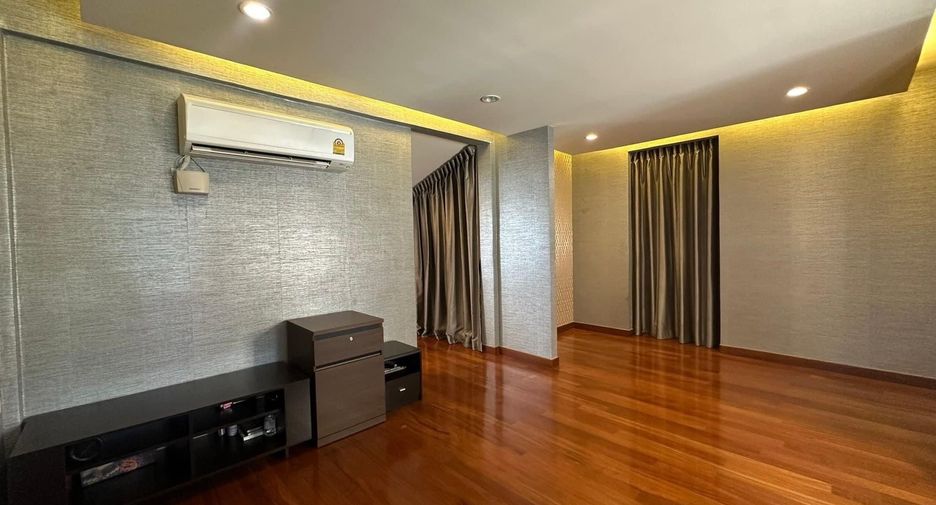For sale 3 bedrooms townhouse in Yan Nawa, Bangkok