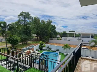 À vendre et à louer 6 chambres villa à Bang Lamung, Chonburi