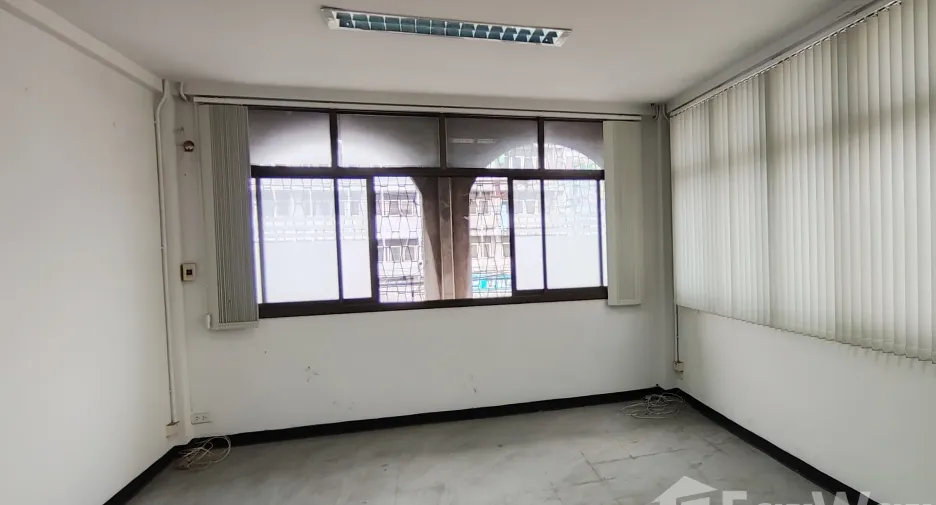 For sale 5 bedrooms retail Space in Bang Kapi, Bangkok