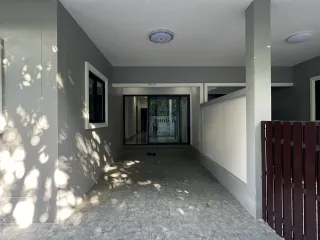 Casa adosada en alquiler de 3 habitaciones en Si Racha, Chonburi