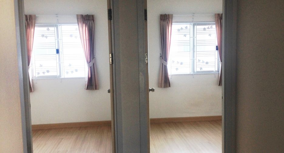 For rent 3 bedrooms townhouse in Si Racha, Chonburi