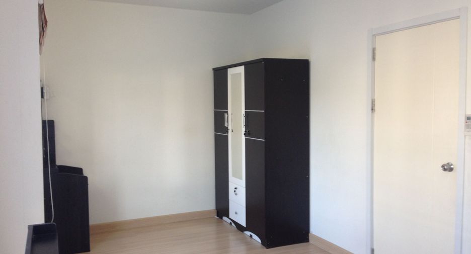 For rent 3 bedrooms townhouse in Si Racha, Chonburi
