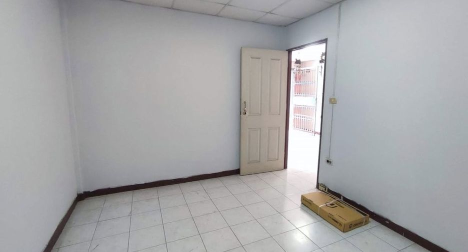 For sale 2 bedrooms townhouse in Mueang Nakhon Sawan, Nakhon Sawan