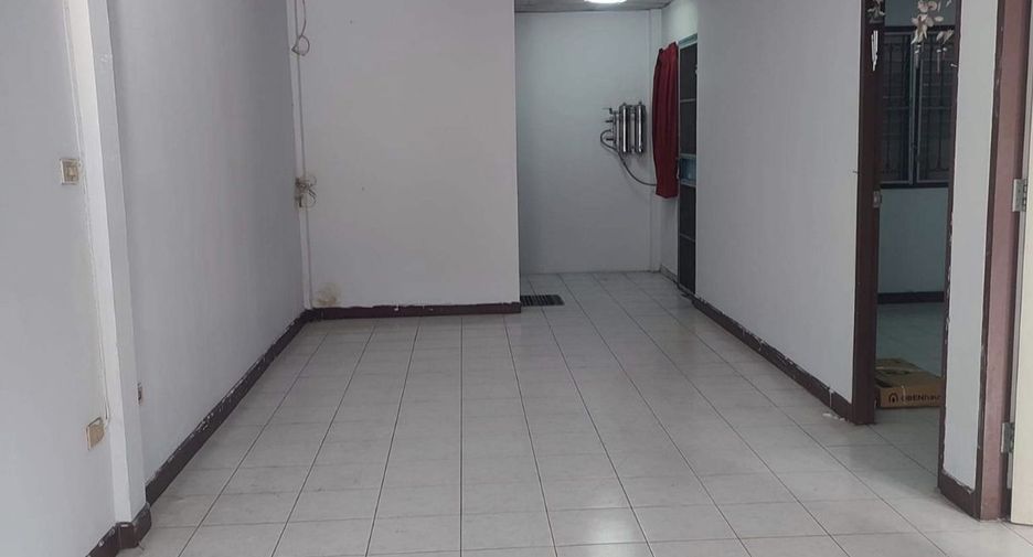 For sale 2 bedrooms townhouse in Mueang Nakhon Sawan, Nakhon Sawan