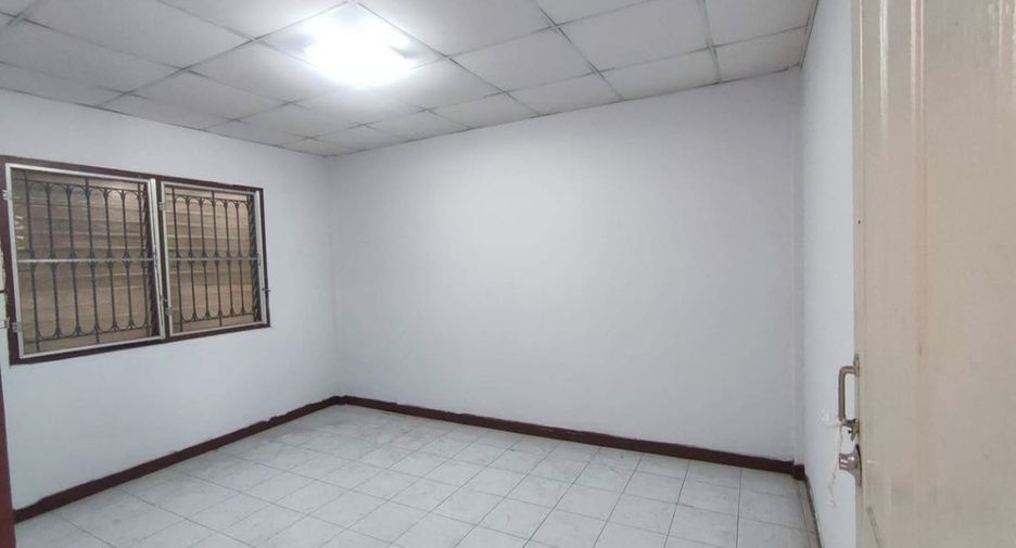 For sale 2 bedrooms townhouse in Mueang Nakhon Sawan, Nakhon Sawan
