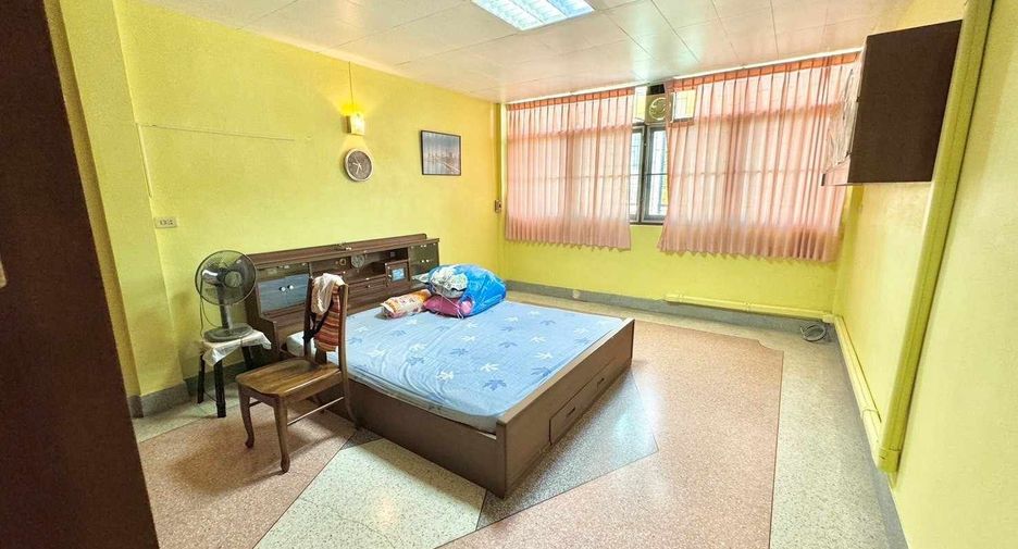For sale 3 bedrooms retail Space in Pom Prap Sattru Phai, Bangkok